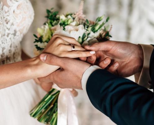 Twee handen tijdens een huwelijksceremonie